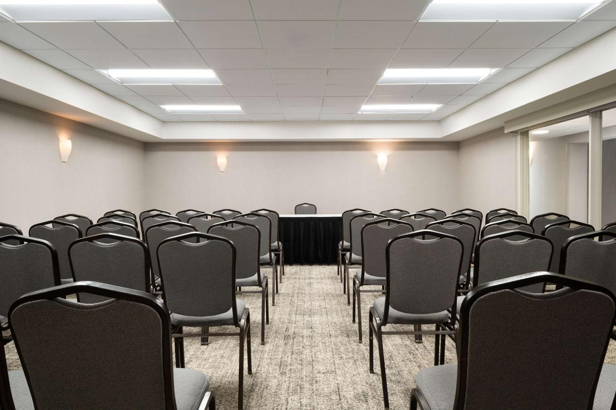 Doubletree By Hilton Pittsburgh Airport 3*