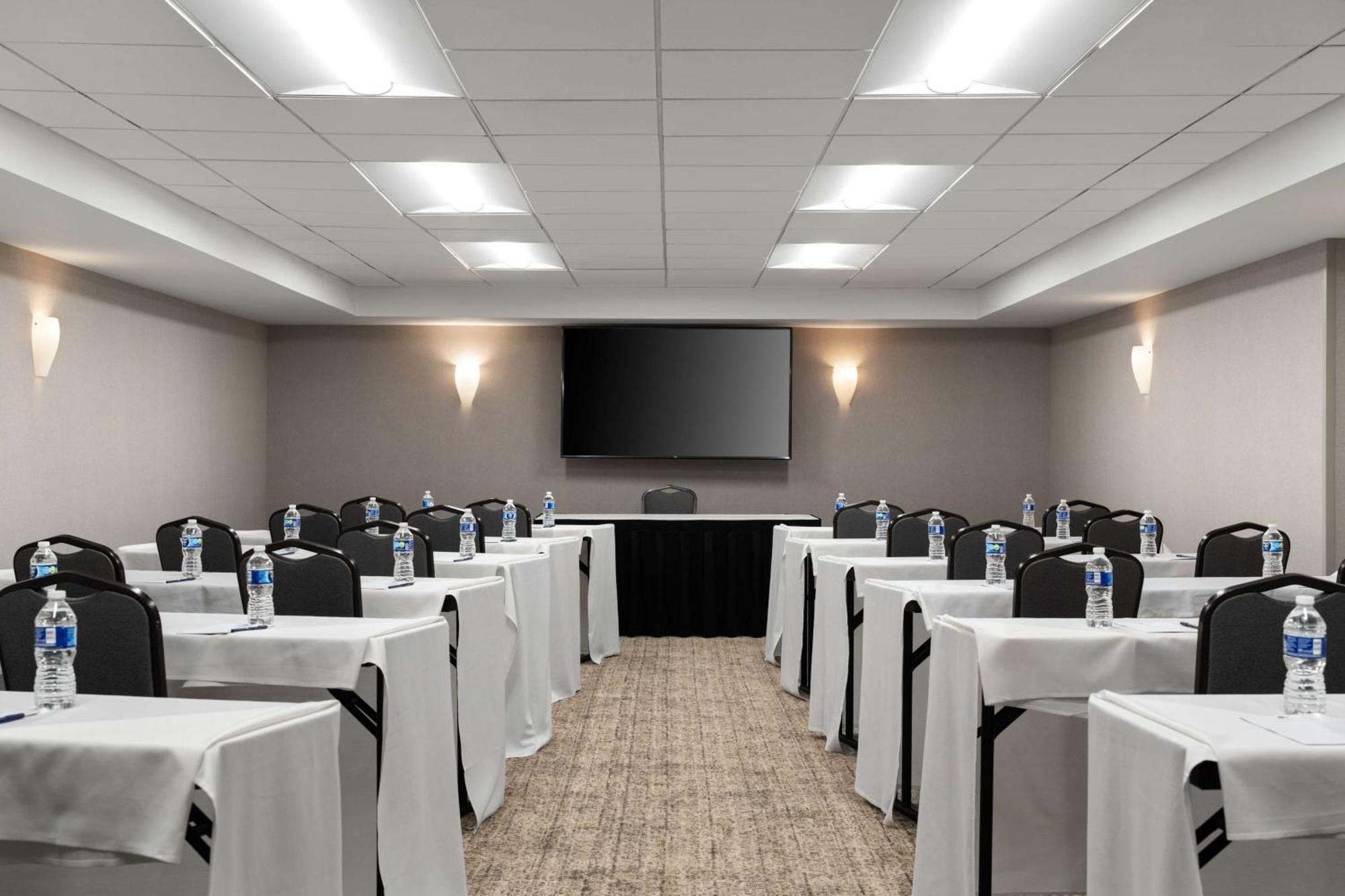 Hotel Doubletree By Hilton Pittsburgh Airport 3*